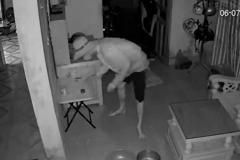 Tên trộm dạo vòng quanh nhà lục tìm đồ có giá trị. Ảnh: Dân Trí