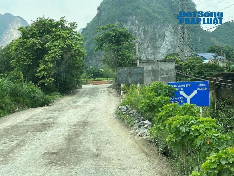 Đường ĐT 272 bị xuống cấp do lượng xe tải trọng lớn lưu thông với tần suất cao