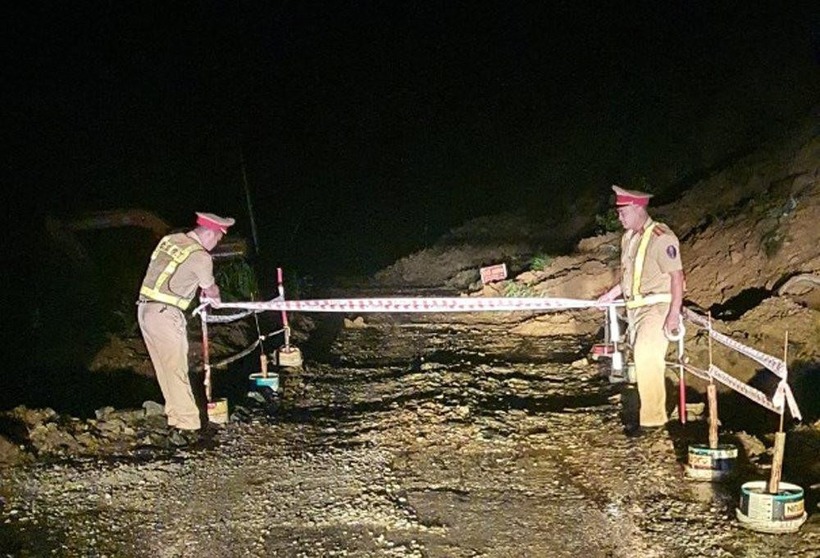 Lực lượng chức năng lập chốt chặn để người dân và du khách không đi vào nơi nguy hiểm. Ảnh: VietNamNet