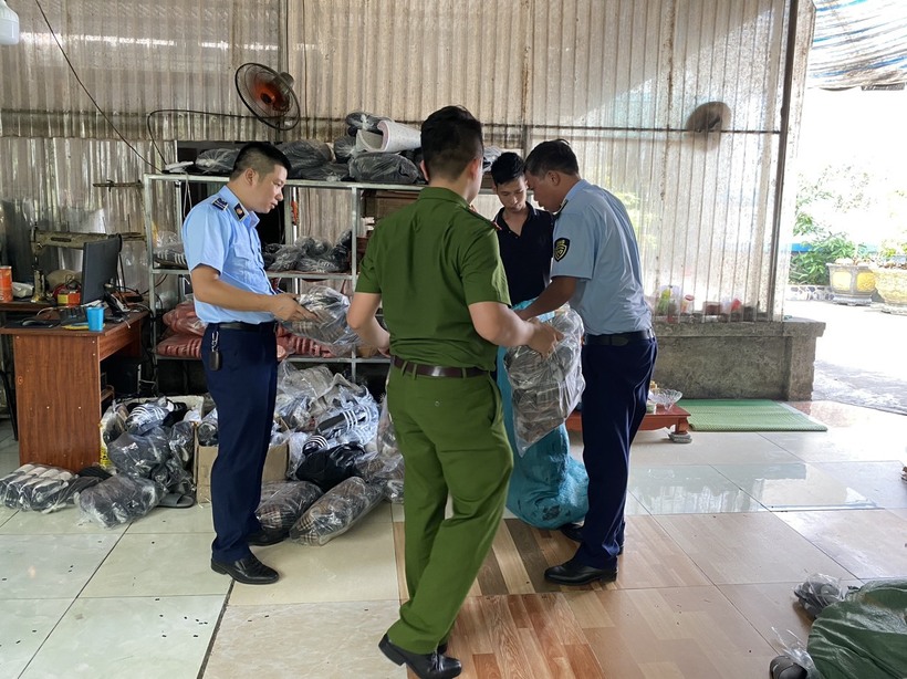 Lực lượng chức năng thu giữ hàng hóa vi phạm. Ảnh: Tổng cục QLTT.