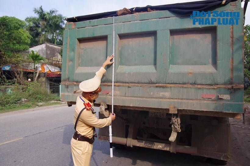 CSGT kiểm tra kích thước thùng xe tải