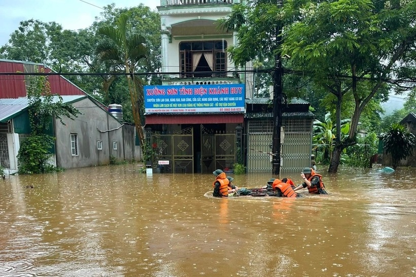 TP. Hà Giang "chìm" trong biển nước: Lên nóc nhà lánh nạn, di chuyển bằng thuyền - 7