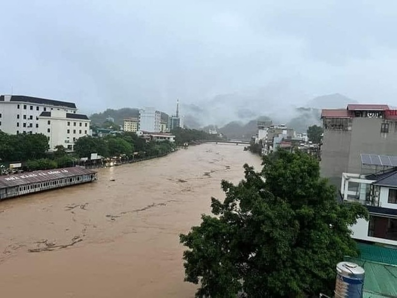Thống kê sơ bộ của TP.Hà Giang cho biết, ảnh hưởng của đợt mưa liên tục 3 ngày khiến địa bàn còn có một số điểm ngập lụt tại các phường: Ngọc Hà, Phương Thiện, Quang Trung, điểm ngập sâu nhất khoảng 90cm.
