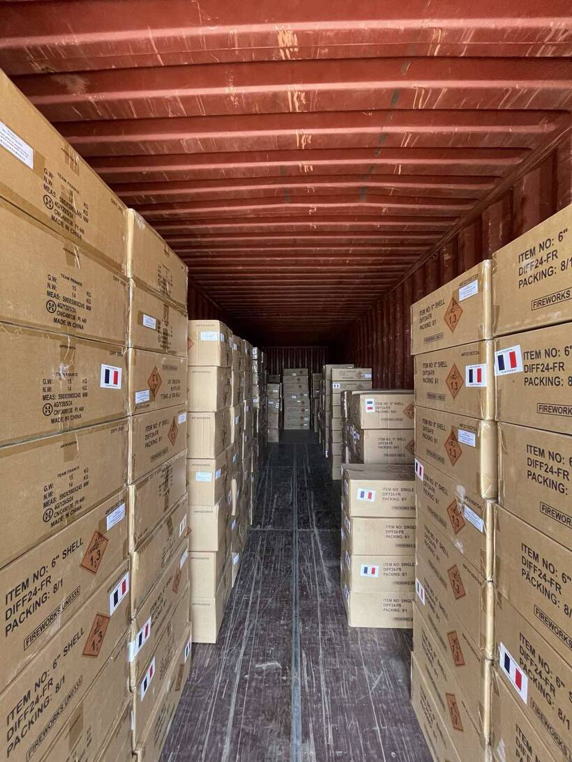 Pháo được xếp vào kho của bộ chỉ huy quân sự trước khi phân về cho các đội