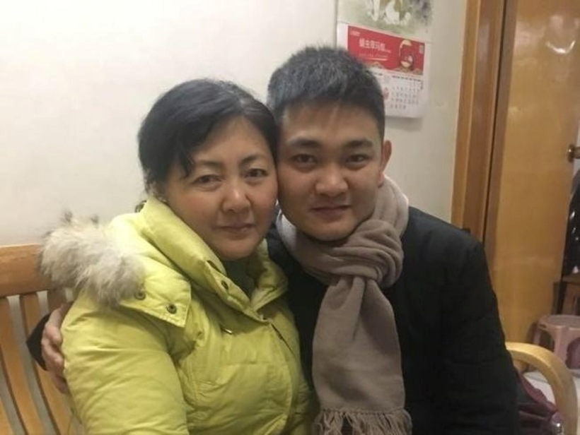 Hiểu Quyên và con trai ruột đoàn tụ. Ảnh: QQ