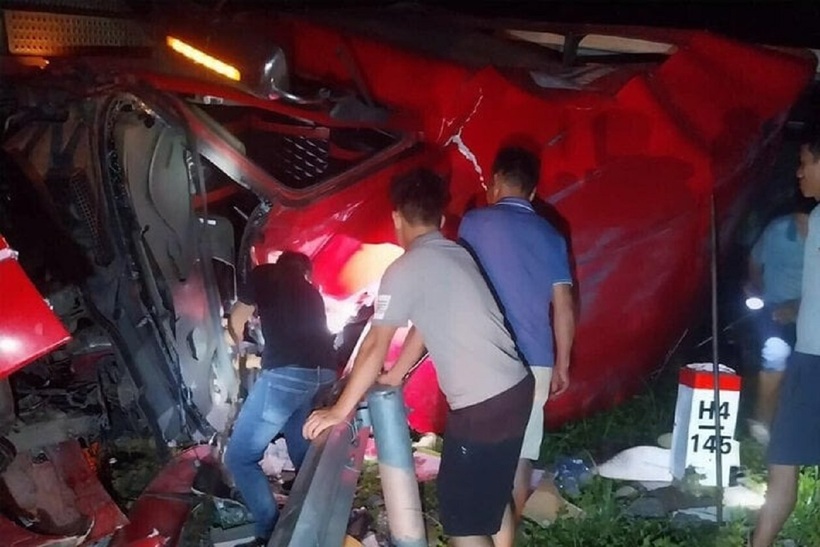Hiện trường vụ lật xe đầu kéo ở Hòa Bình, tài xế 46 tuổi tử vong - 2