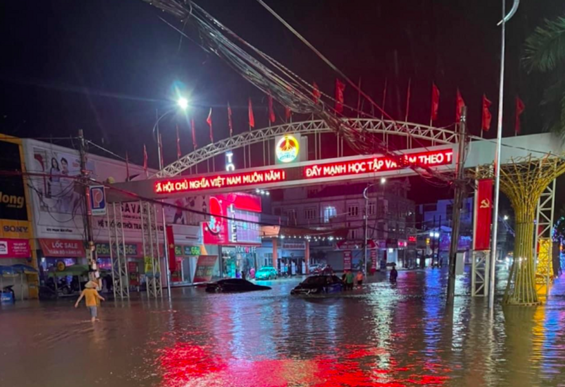 Mưa lũ khiến nhiều tuyến đường ở Thái Nguyên bị ngập sâu