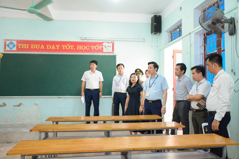 Đoàn kiểm tra số 1 kiểm tra công tác chuẩn bị thi tại điểm thi Trường THPT Mai Thúc Loan (huyện Lộc Hà, Hà Tĩnh). Ảnh: Đậi biểu Nhân dân.