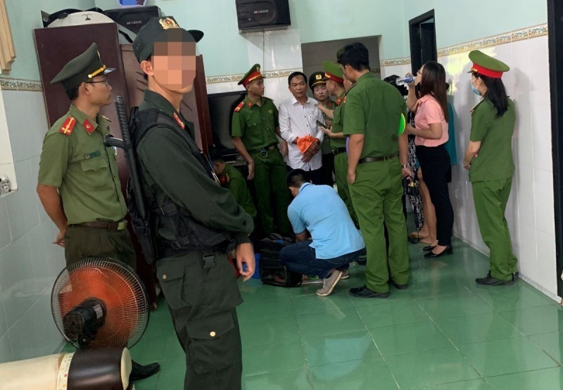 Cơ quan chức năng khám xét nhà bị can Hoàng Tuy. Ảnh: Báo Công an Nhân dân