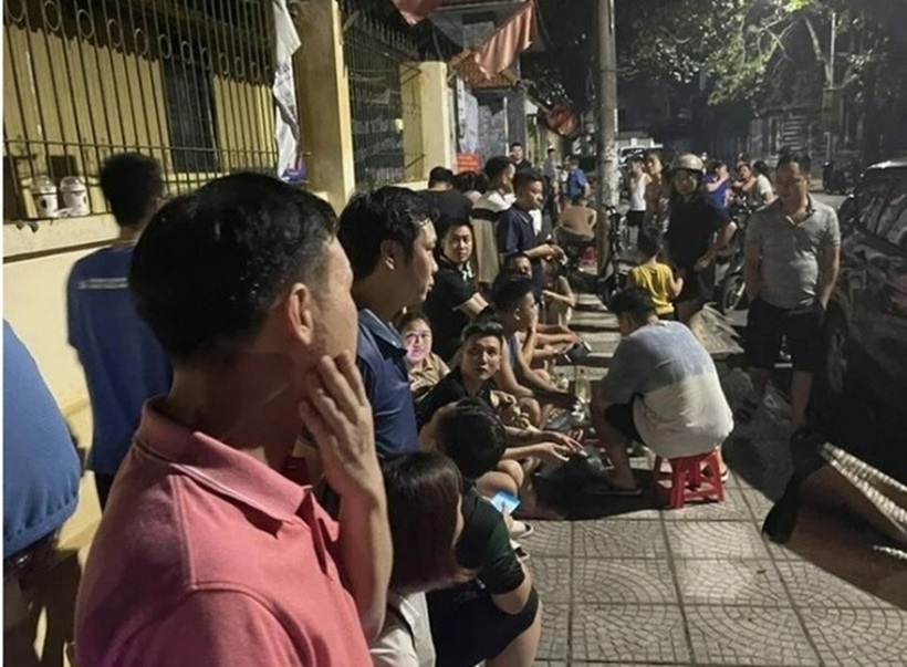 Phụ huynh Phú Thọ xếp hàng xuyên đêm "giành" suất vào lớp 1 cho con?. Ảnh: Vietnamnet