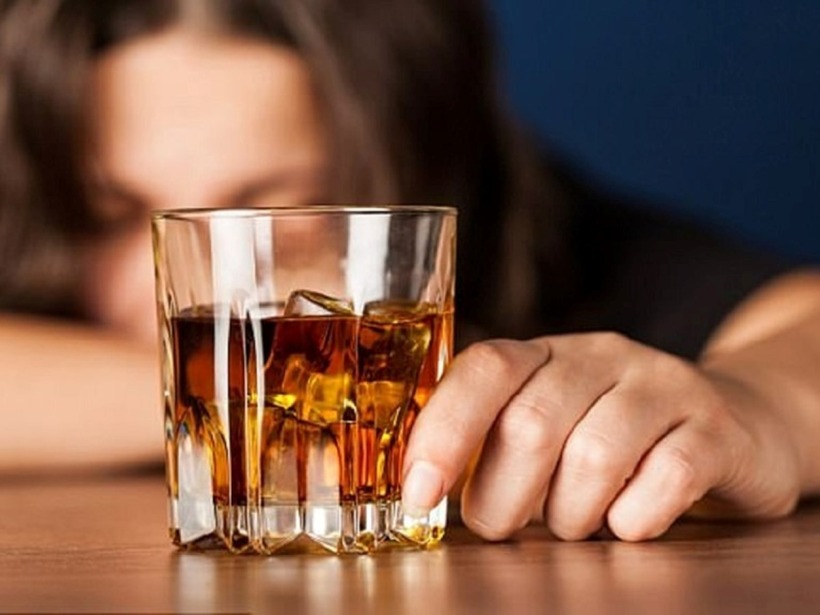 Nguy cơ và hậu quả do sử dụng rượu bia phụ thuộc vào tuổi, giới tính và các đặc tính sinh học khác của từng người, cũng như hoàn cảnh và cách thức uống rượu bia khác nhau. Ảnh minh họa