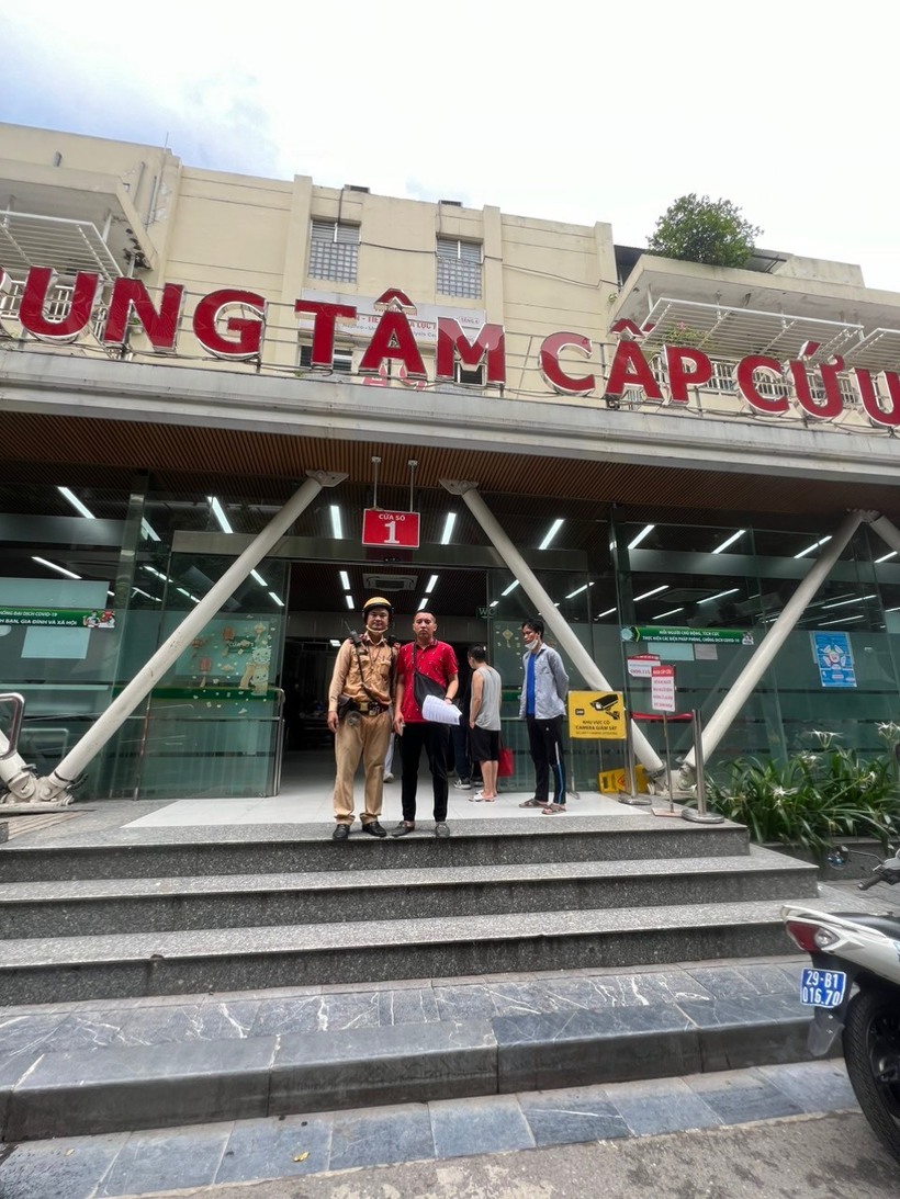 Đại úy Đặng Việt Cường và anh Đạt tại Bệnh viện Bạch Mai. (Ảnh: ANTĐ)