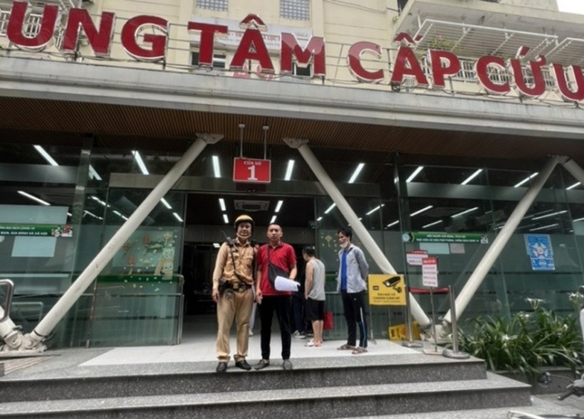 Cán bộ Đội Cảnh sát giao thông đường bộ số 4 và anh Chu Duy Đạt.