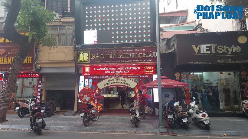 Nhân viên cửa hàng Bảo Tín Minh Châu cơ sở Trần Nhân Tông cho biết cửa hàng đã ngừng giao dịch vàng miếng SJC trong khoảng 1 tuần trở lại đây.