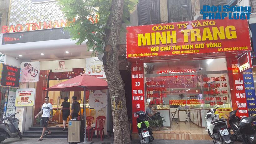 Ngừng giao dịch vàng miếng SJC là tình trạng chung của các cửa hàng vàng trên phố Trần Nhân Tông (Hà Nội).