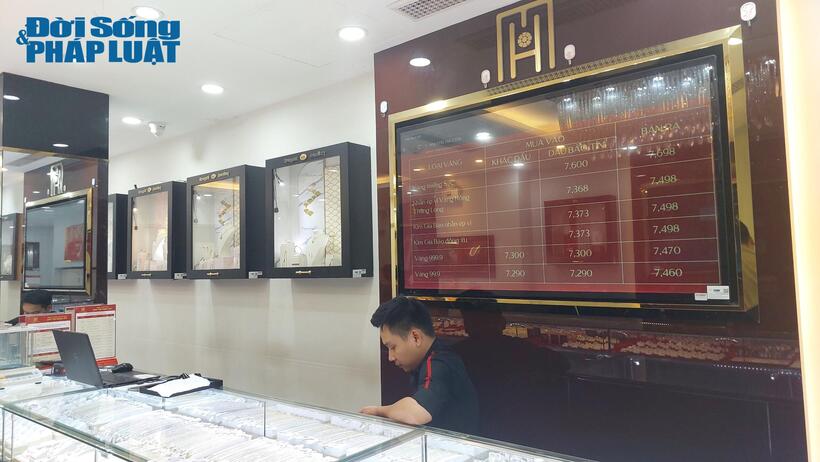 Cửa hàng Bảo Tín Mạnh Hải cơ sở Hoàng Cầu cho biết cửa hàng đã ngừng bán vàng miếng SJC. Khách hàng muốn mua các sản phẩm khác phải chờ 5 đến 7 ngày.