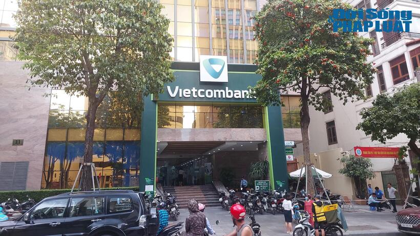 Chiều 12/6, tại Vietcombank chi nhánh Láng Hạ không còn cảnh chen lấn, xếp hàng dài để chờ mua vàng.