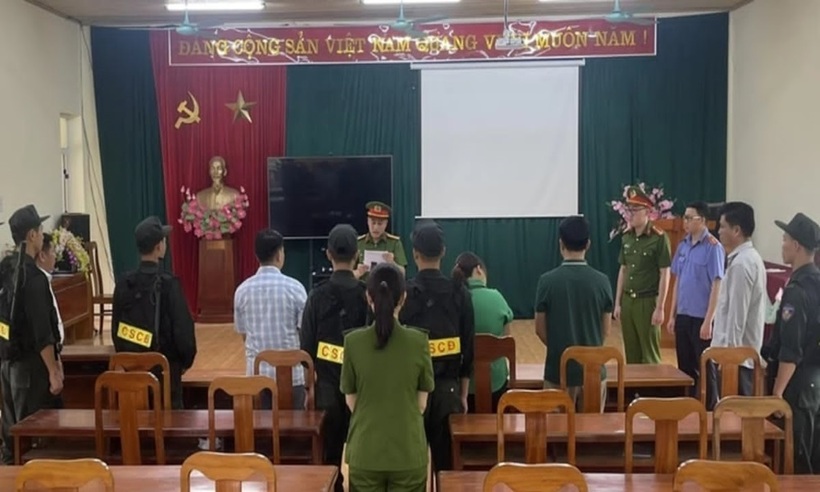 Cơ quan công an thi hành các quyết định đối với 3 bị can. (Ảnh: Công an tỉnh Bắc Kạn)