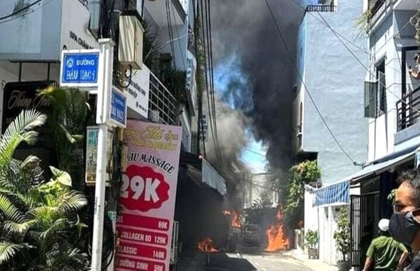 Đám cháy lan sang chiếc xe tải mang biển kiểm soát 43C-230.xx đậu gần đó và ảnh hưởng đến một nhà dân. (Ảnh: VTC News)