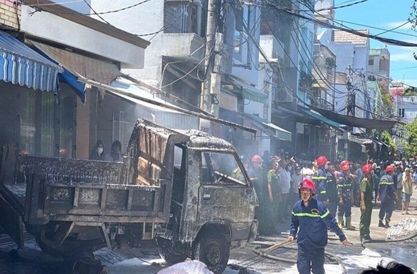 Nhận tin, lực lượng Cảnh sát Phòng cháy chữa cháy và Cứu nạn cứu hộ huy động nhiều xe chữa cháy nhanh chóng đến hiện trường, dập tắt đám cháy sau 30 phút. (Ảnh: VTC News)