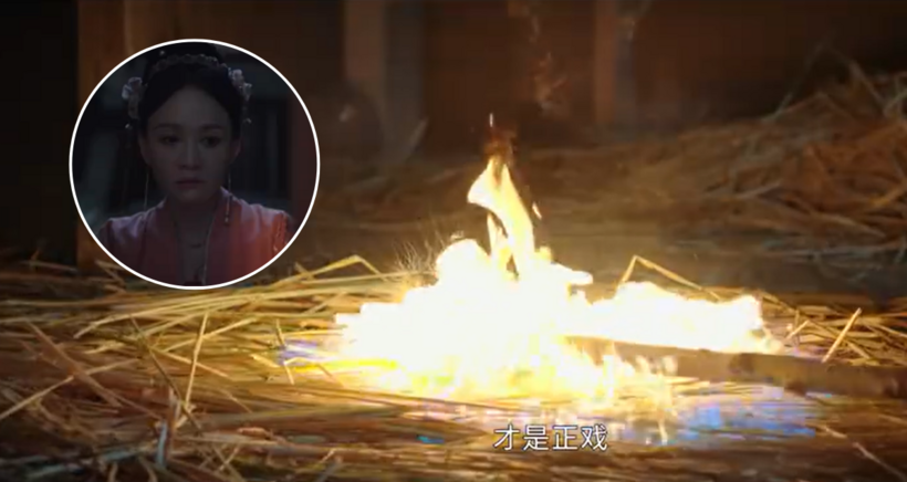 Người phụ nữ khép chặt cửa lại, trong khi lửa lớn đang lan rộng phía trong phòng.