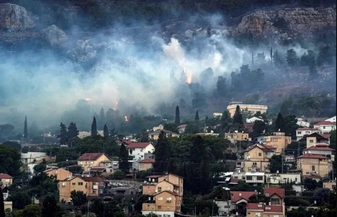 Khói bốc lên ở khu vực Bắc Israel sau vụ tấn công của Hezbollah vào đầu tháng 6. Ảnh: Reuters