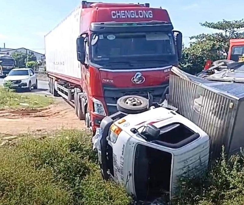 Hiện trường vụ tai nạn liên hoàn khiến 3 ô tô bị hư hỏng, 1 người bị thương. (Ảnh: Kinh tế & Đô thị)