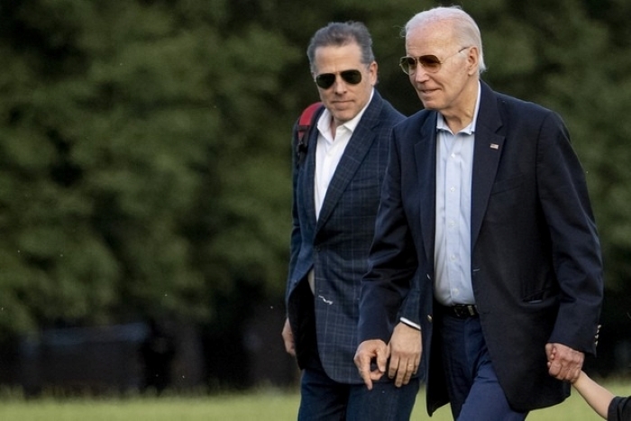 Tổng thống Joe Biden và con trai Hunter Biden. Ảnh: Politico