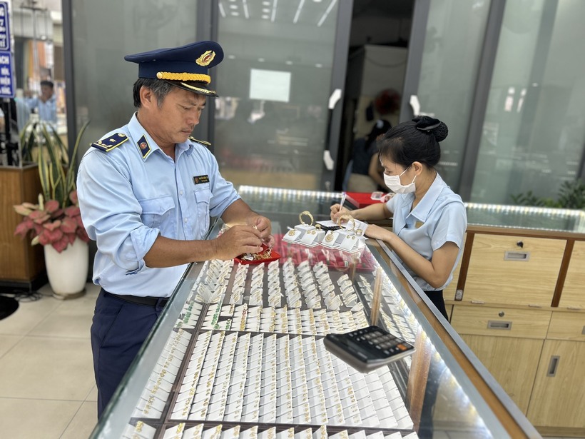 Lực lượng QLTT kiểm tra cửa hàng kinh doanh vàng bạc của Công ty TNHH Kinh doanh vàng trang sức "H-L - H-L 4".