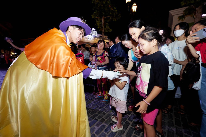 Du khách được tận hưởng không khí sôi động từ những tiết mục nghệ thuật sôi động