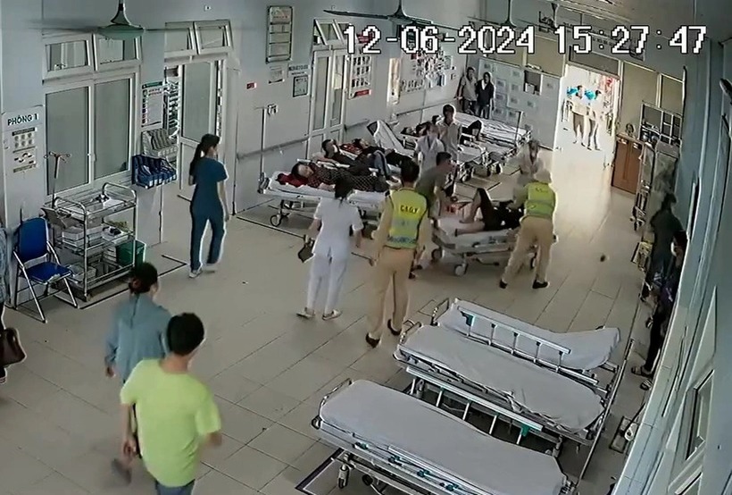 CSGT hỗ trợ, đưa bệnh nhân có dấu hiệu ngừng tim đến bệnh viện cấp cứu. Ảnh: Dân Trí