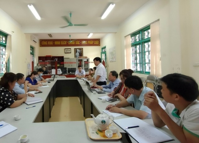 Lãnh đạo Sở Y tế Bắc Kạn (người đang đứng) làm việc với chính quyền địa phương điều tra nguyên nhân về bệnh não mô cầu. Ảnh: Sức Khỏe & Đời Sống