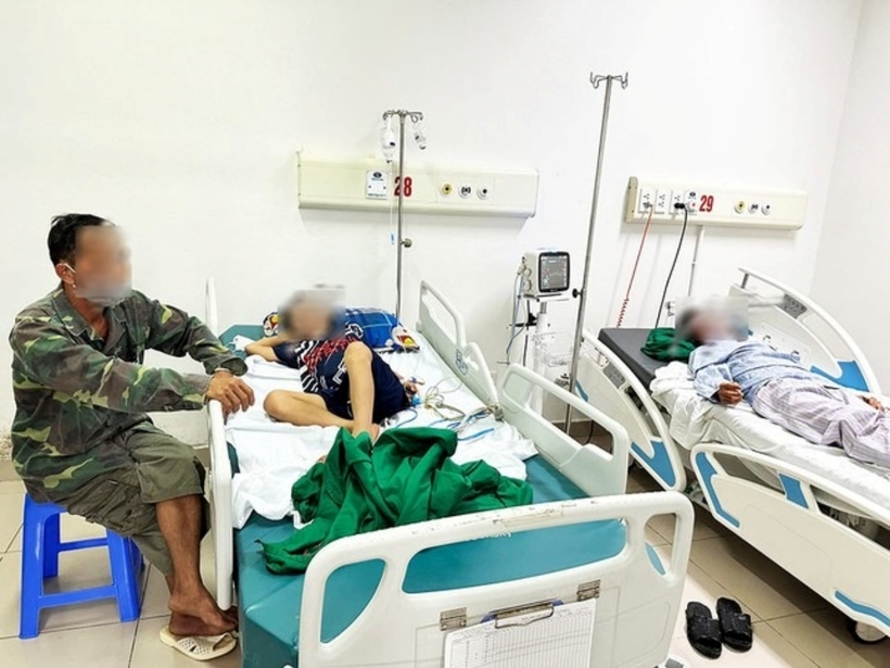 Các bệnh nhân trong gia đình bà H.T.Đ đang cấp cứu, điều trị ở bệnh viện. Ảnh: Tiền Phong