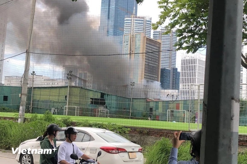 Thời điểm người dân phát hiện ra đám cháy, khói đang bốc lên từ khu nhà xưởng phường Yên Hòa, Cầu Giấy, Hà Nội. Ảnh: Vietnam