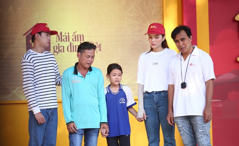 Nhiều lúc nhớ vợ, nhớ mẹ, hai cha con Nhật Thảo ôm nhau khóc khiến ai cũng thương cảm.