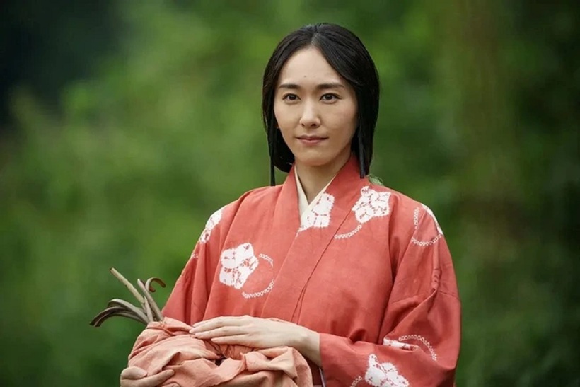 Yui với tạo hình già nua trong phim mới nhất The 13 Lords of the Shogun