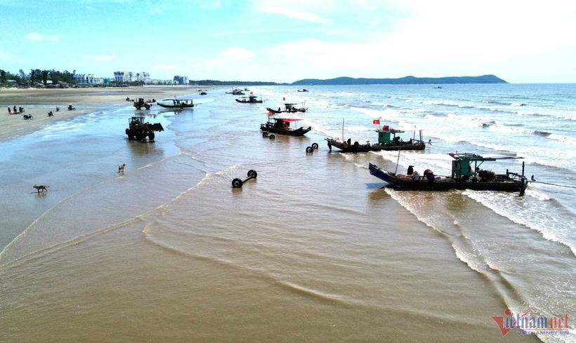 Theo chia sẻ của ông Nguyễn Bá Thạo (ở xã Quảng Đại, TP.Sầm Sơn), vùng biển đánh bắt moi không cố định, có hôm đi cách bờ 10 hải lý nhưng cũng có hôm chỉ đi vài ba hải lý đã gặp vùng moi.