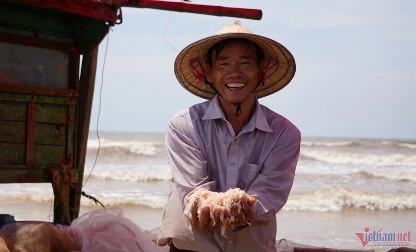 Thời điểm giữa tháng 6 là vụ moi chính nên sản lượng đánh bắt cũng được nhiều hơn, giúp ngư dân bội thu. Những ngày đầu tháng 6/2024, thời tiết tại tỉnh Thanh Hóa nắng nóng gay gắt, mặc dù vất vả khi ngư dân đánh bắt moi nhưng lại thuận lợi cho việc phơi moi, theo báo Thanh Niên.