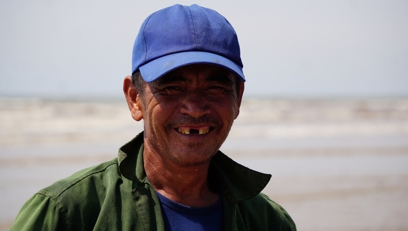 Ngư dân Viên Đình Sỹ (57 tuổi, ngụ xã Quảng Đại, TP.Sầm Sơn) cho biết, tuy vất vả nhưng thu nhập từ đánh bắt moi biển cũng cao. Người đi làm thuê như ông thường thu nhập từ 500.000 đồng đến 1 triệu đồng mỗi ngày.