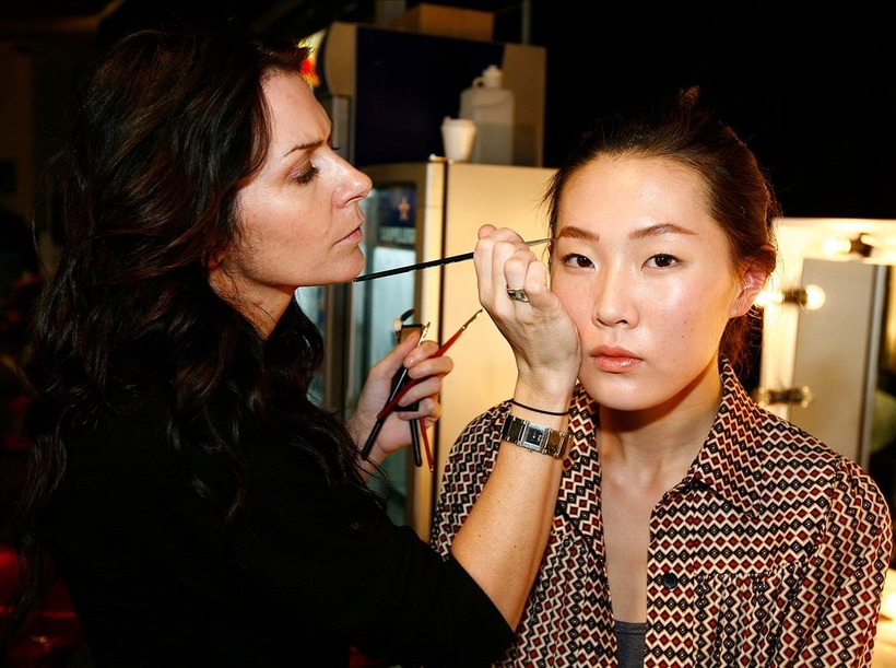 Thu nhập của một makeup artist thường dao động từ 300.000 đồng đến vài triệu đồng thậm chí hàng chục triệu đồng cho mỗi lần trang điểm. Ảnh minh họa