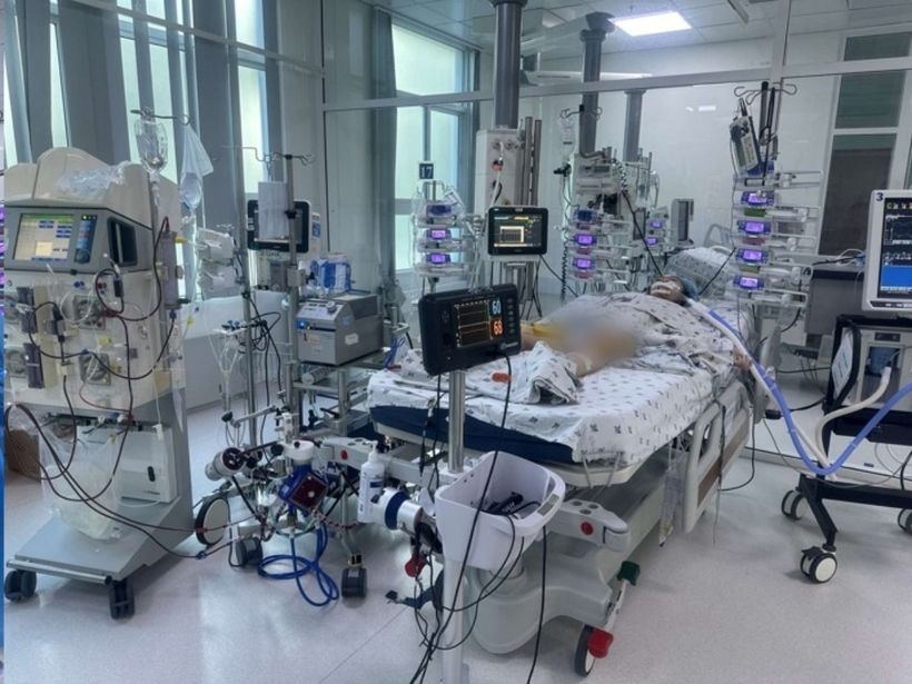 Sau gần 2 tuần điều trị, sức khỏe bệnh nhi cải thiện dần, huyết áp trở về bình thường, ngưng được vận mạch, cai ECMO. Ảnh: Giáo Dục và Thời Đại
