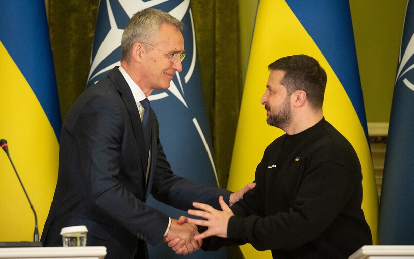 Tổng thư ký NATO Jens Stoltenberg và Tổng thống Ukraine Volodymyr Zelensky . Ảnh: Reuters