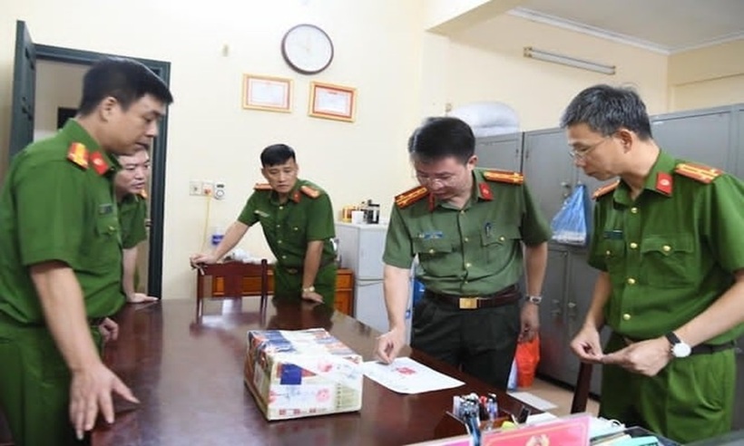 Đại tá Nguyễn Minh Tuấn, Giám đốc Công an tỉnh Phú Thọ trao đổi với các thành viên Ban chuyên án.