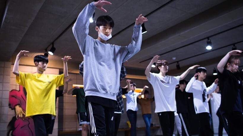 Nhiều người trẻ tham gia lớp khiêu vũ tại Def Dance sau giờ học. Ảnh: CNN.