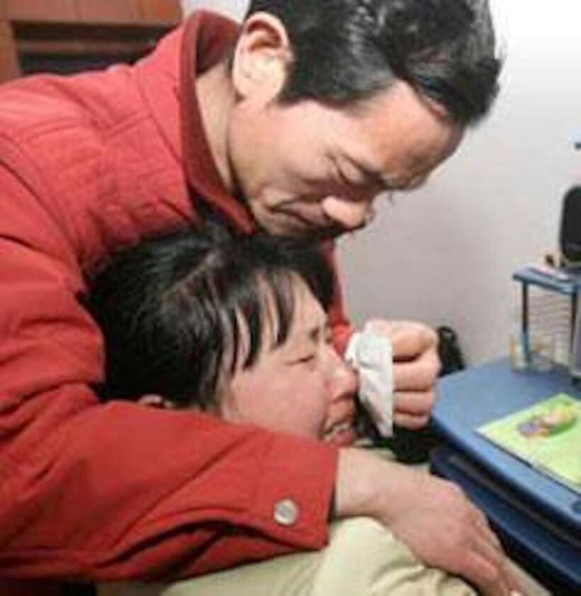 Người mẹ khóc nghẹn khi nghe tin con gái mất. Ảnh: Sina
