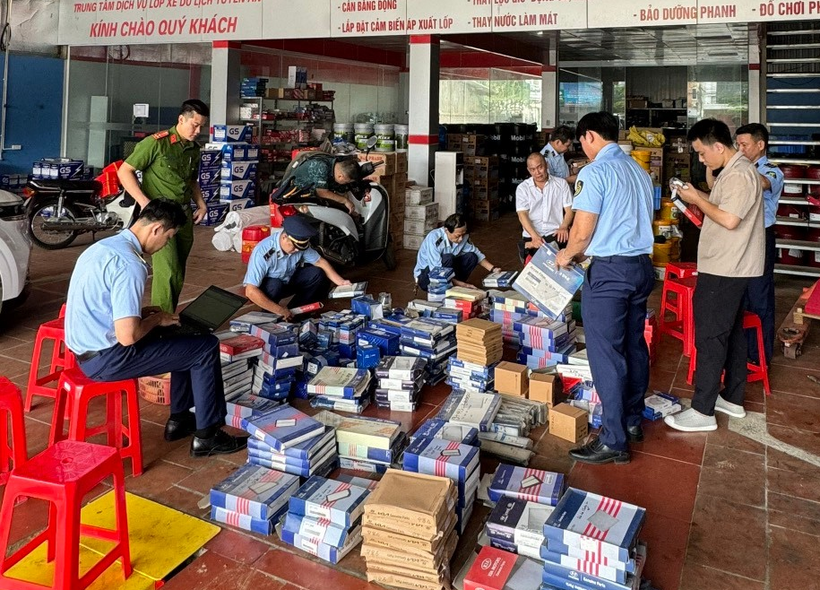 Lực lượng chức năng kiểm tra hàng hóa có dấu hiệu vi phạm.