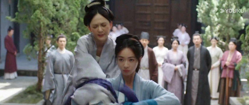 Quý Thục Nhiên cố kéo Khương Lê đứng lên nhưng cô nhất quyết không làm theo. Ảnh: Youku