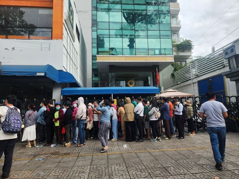 Người dân xếp hàng dài chờ lấy số thứ tự mua vàng. Ảnh: Báo Tin tức.
