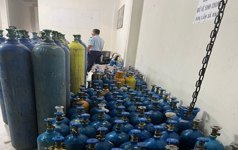 Lực lượng chức năng kiểm tra cơ sở vi phạm.