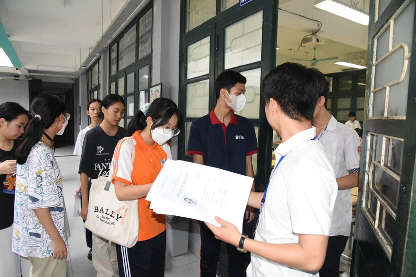 Thí sinh làm thủ tục vào phòng thi. Ảnh: Hà Nội mới.
